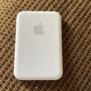 Apple MagSafe battery pack